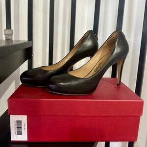 Authentic Salvatore Ferragamo leather pumps Sz 8.5